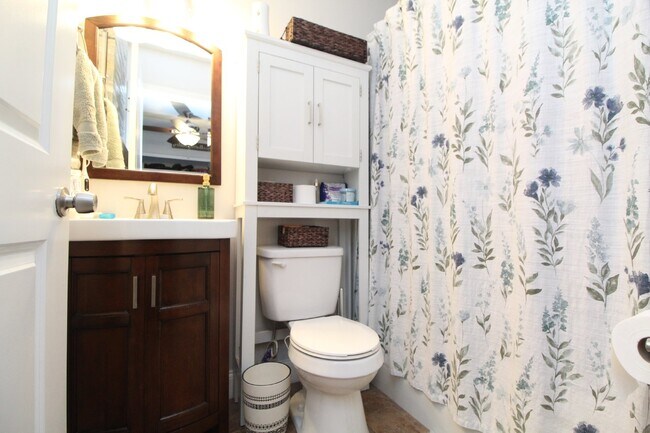 Building Photo - Updated 2BR Home Near Downtown Pensacola –...