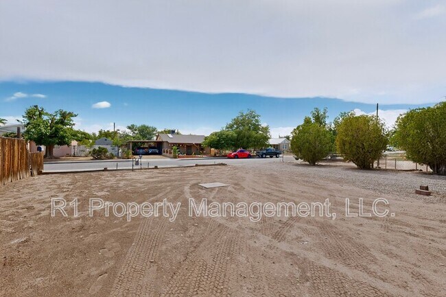 Building Photo - 823 San Lorenzo Ave NW