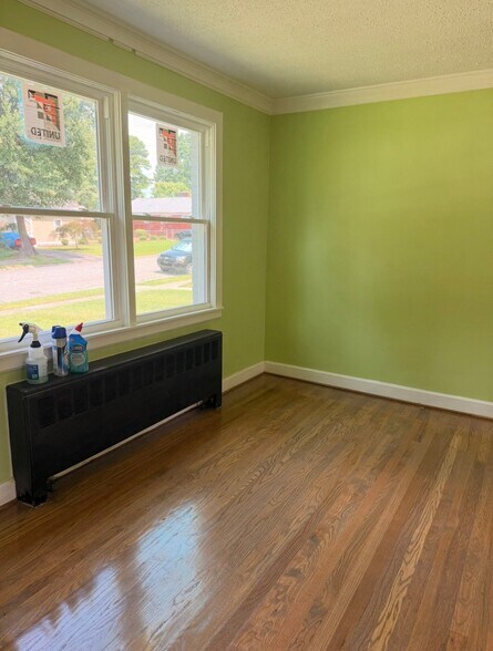 Building Photo - 1400 Roslyn Dr