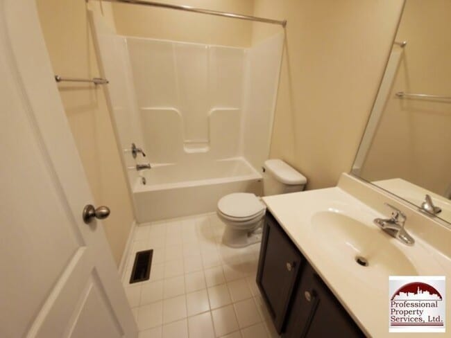 Building Photo - Beautiful Luxury Townhome Near Everything!