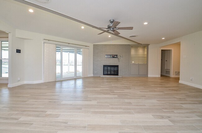 Building Photo - 414 Lakeview Dr