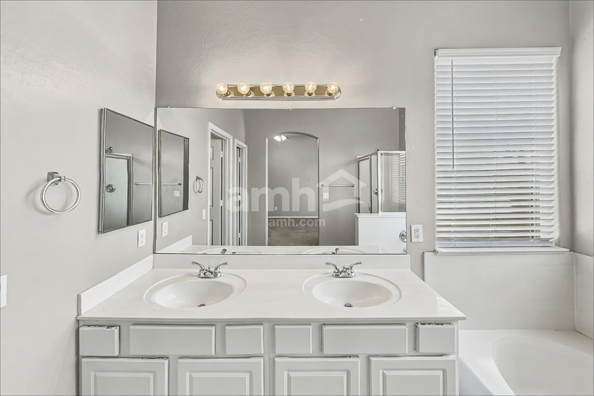Building Photo - 12717 W Earll Dr
