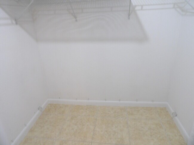Building Photo - 996 Summit Lake Dr