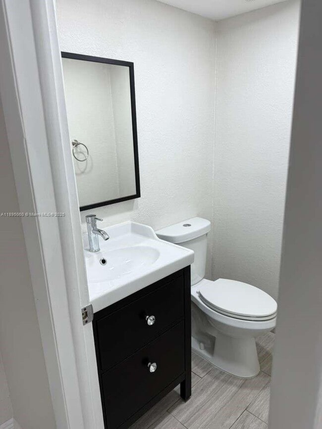 Building Photo - 9353 Fontainebleau Blvd