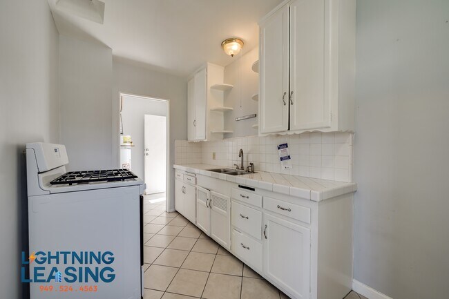 Building Photo - 6415 S Van Ness Ave