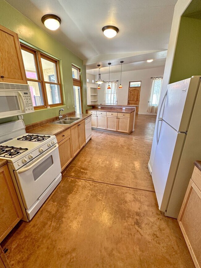 Building Photo - 861 S Osborne Ave