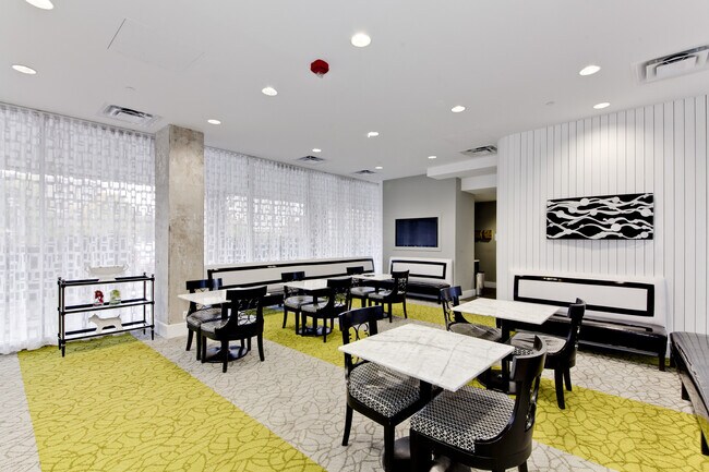 Building Photo - Sunny 1 bedroom condo in SW Waterfront!