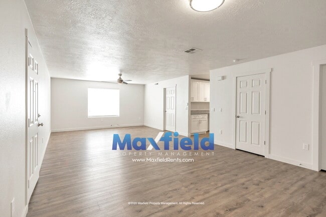 Building Photo - Pet Friendly Main Floor 3BD 2BA 2GA Unit Near Costco and High School
