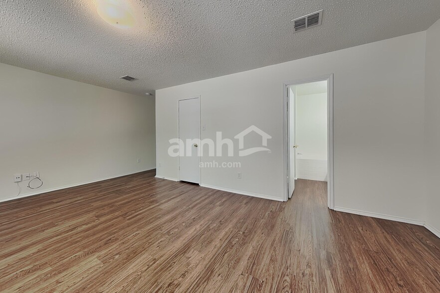 Building Photo - 8724 Hunters Creek Ct