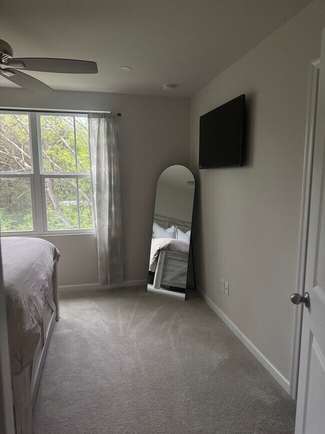Building Photo - Furnished or Unfurnished Townhome