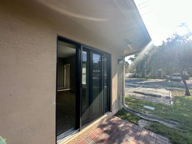 Building Photo - 1045 Villas LLC (1035 NE 10th Ave)