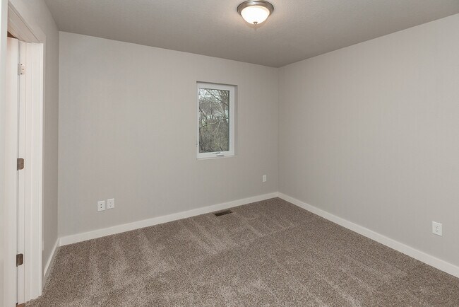 Building Photo - Updated 3 Bed 2 Bath Home