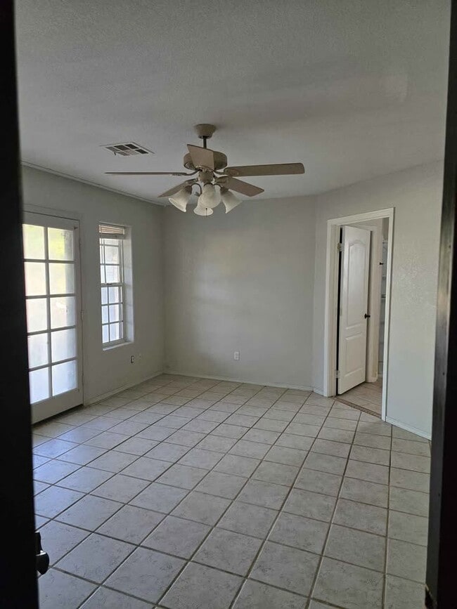 Building Photo - Avenue A Ranch