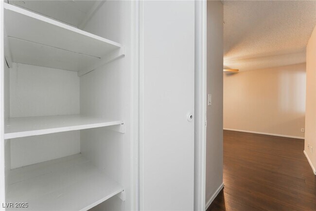 Building Photo - 5453 Requa Ave