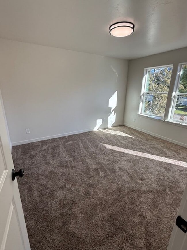 Building Photo - 504 S 5th St