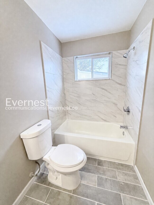 Building Photo - 3 Bed, 1 Bath Home with Modern Amenities  / Pet-Friendly / Vouchers Accepted / Available Now!
