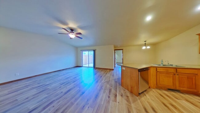 Building Photo - PET FRIENDLY! Beautiful 3 bedroom 2 1/4 bath townhouse in 4 Corners! Fenced backyard!