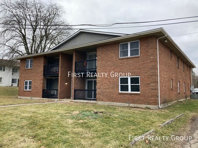 Primary Photo - 2 Bedroom, 1 Bath Apartment for Rent. Move...