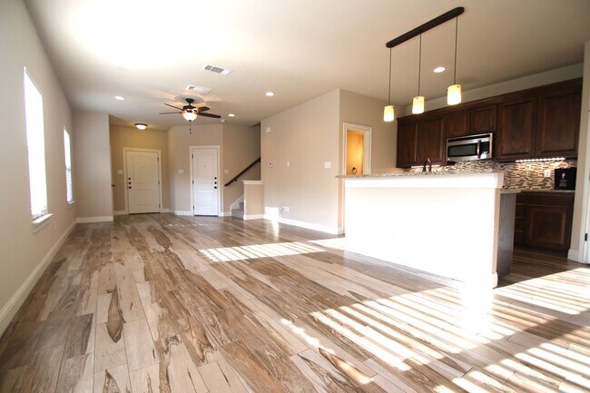 Primary Photo - Little Piece of HEAVEN~3/2.5 Home w/ Open ...