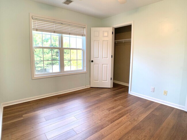 Building Photo - 2553 Emerald Ct