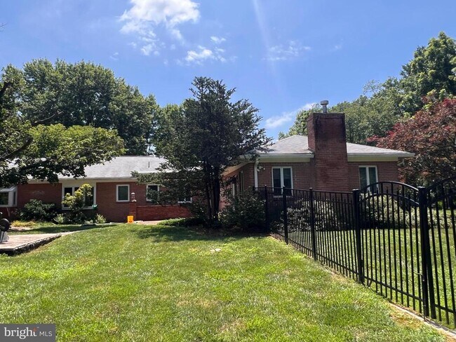 Building Photo - 245 Treeline Dr
