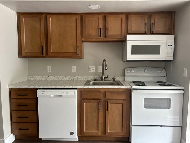 Interior Photo - Ludlow 922-926