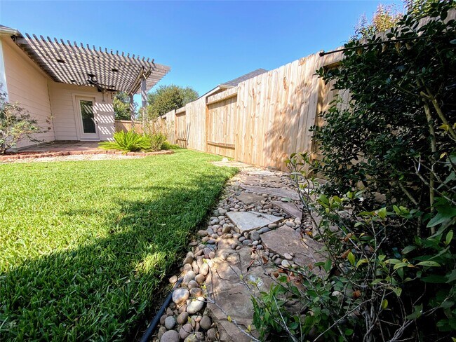 Building Photo - 314 River Briar Ln