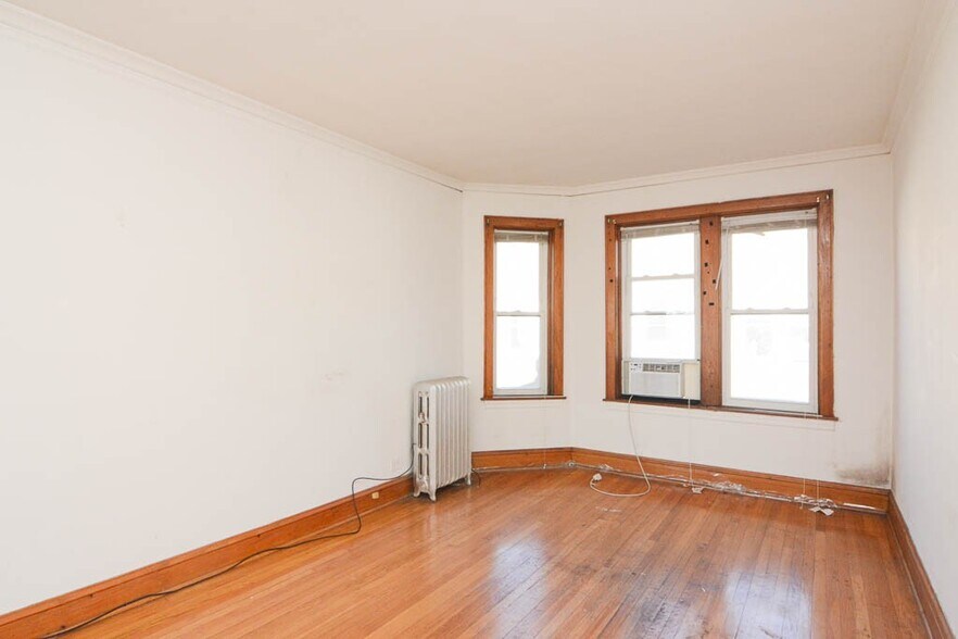 Building Photo - 4826 W Addison St