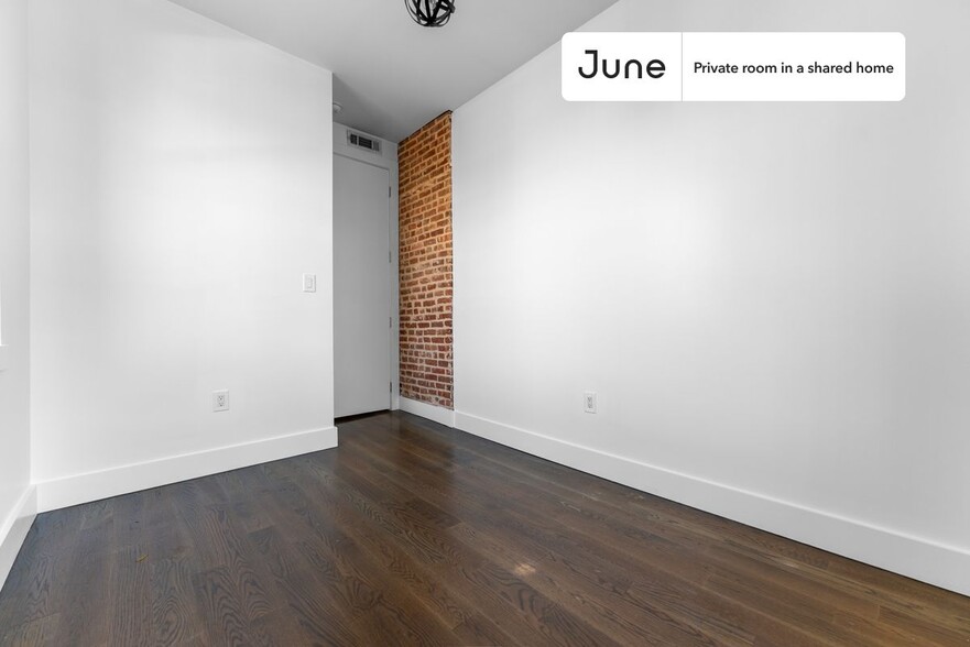 Building Photo - Private bedroom in 4 bed/2 bath Home