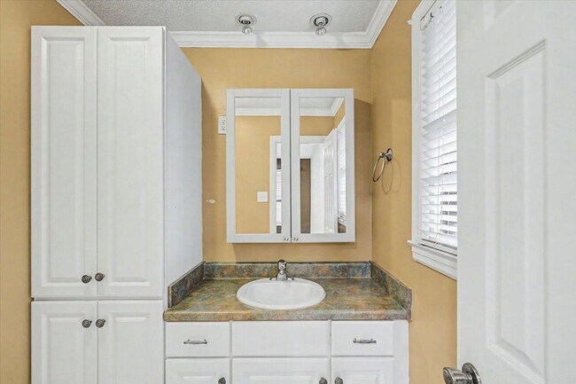 Building Photo - 4 bedroom house in Hesse school district