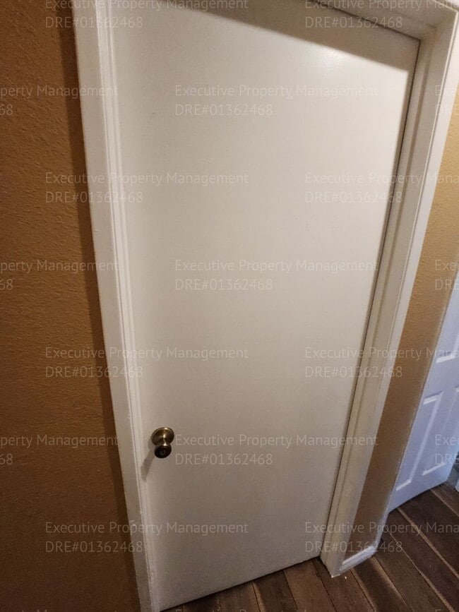 Building Photo - 3 bedrooms /2.5 bath two-story gem boasts ...