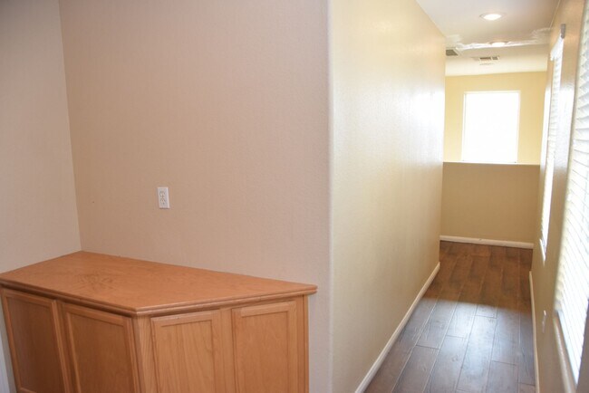 Building Photo - BEAUTIFUL 4 BEDROOM, 2.5 BATH SINGLE-FAMIL...