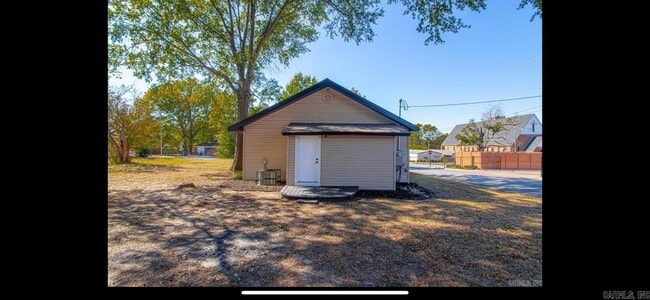 Building Photo - 2501 S Maple St