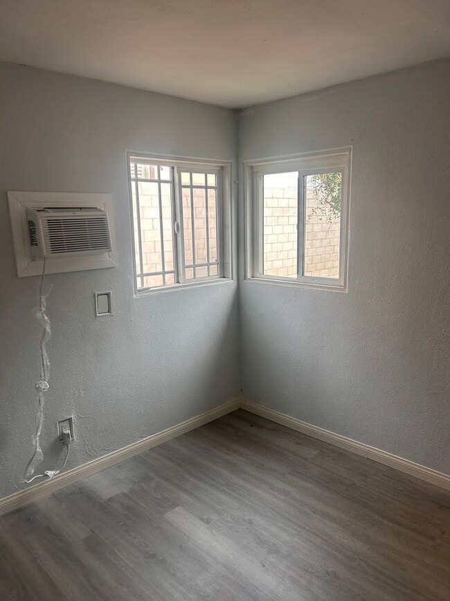 Building Photo - 3 BEDROOM HOUSE IN NORTH FONTANA