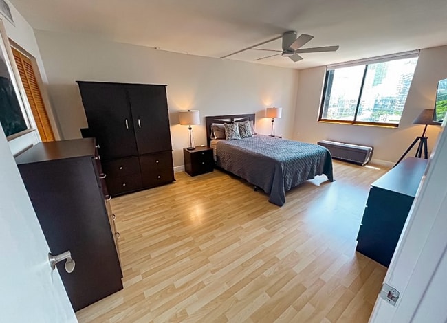 Building Photo - 540 Brickell Key Dr