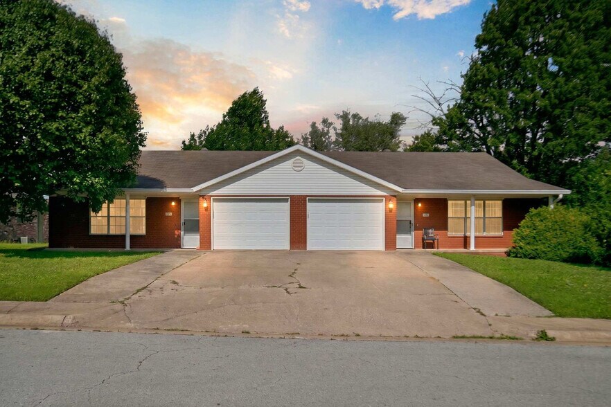 Building Photo - 1405 Camellia Dr