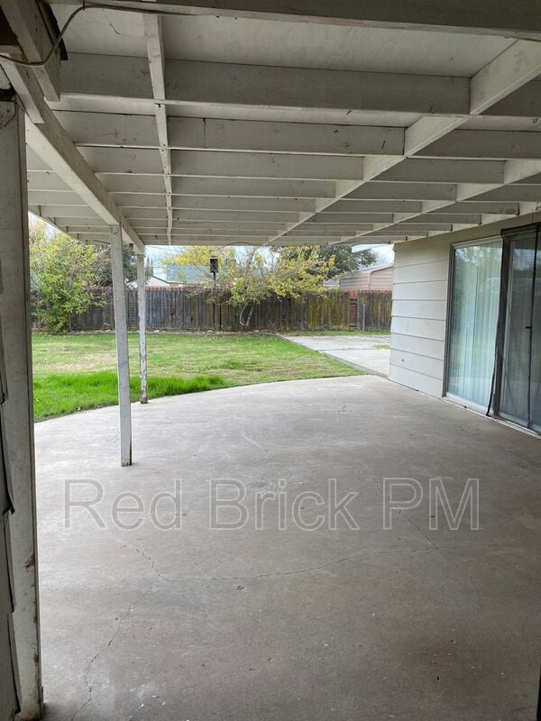 Building Photo - 800 E 23rd St