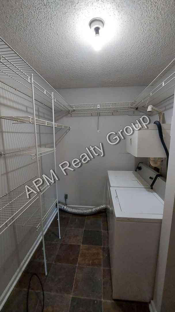 Building Photo - Studio apartment in Rosewood