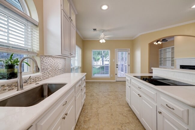 Building Photo - 5022 Coral Gables Dr