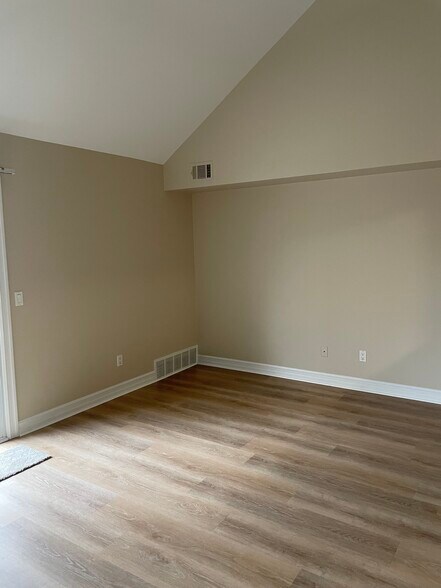 Mainfloor living space - 2872 Davison Ave