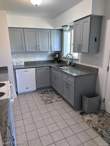 Building Photo - 6284 Woodsdale Dr
