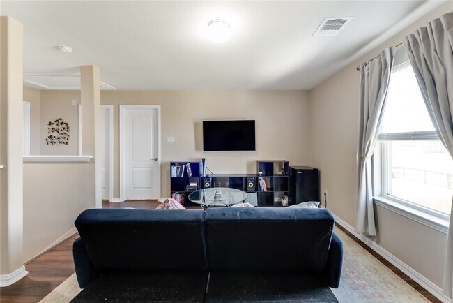 Building Photo - 512 Forest Village Cir