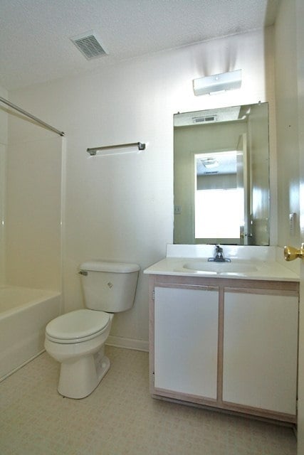 Building Photo - Close to area splash pad and parks