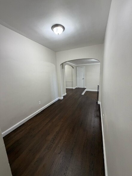 Building Photo - 25 Van Velsor Pl