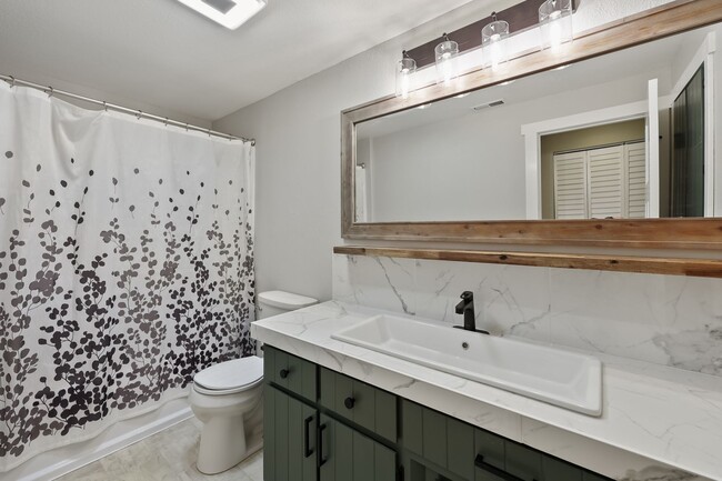 Building Photo - Home with private Long Lake community beac...