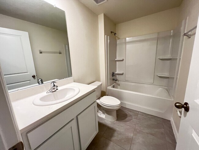 Building Photo - 4BD/2BA Modern Comfort Meets Suburban Serenity in Ocala! WASHER & DRYER INCLUDED! FULLY FENCED HOME!