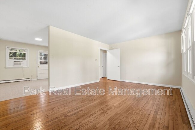 Building Photo - 635 N Columbia St