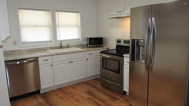 Building Photo - 4 bed 2 bath for Rent in Roeland Park, KS