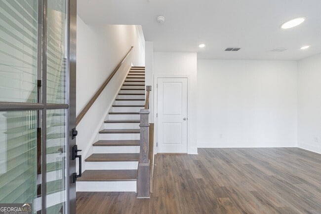 Building Photo - 10744 Davis Dr