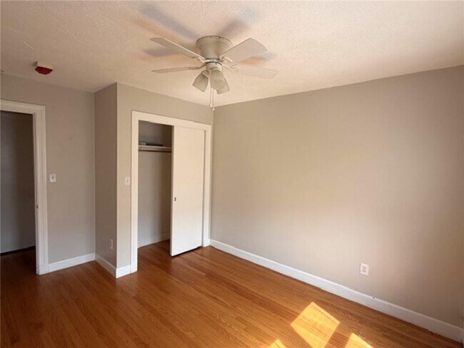 Building Photo - 216 Harris Ave